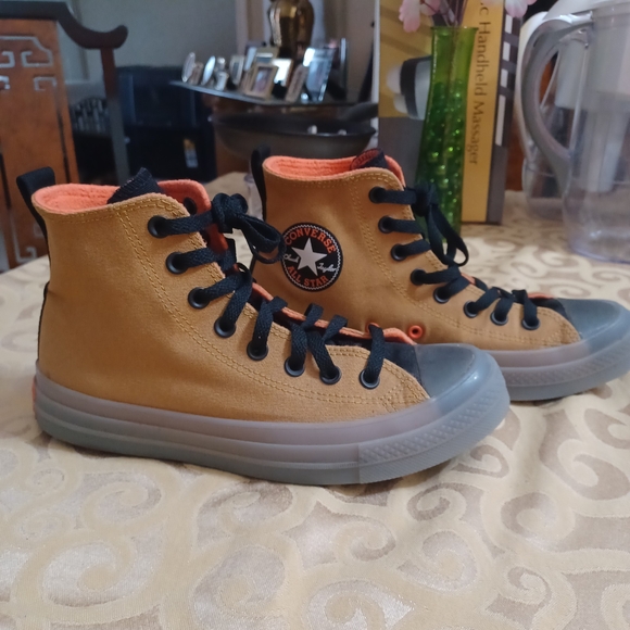 Mens (sz 7) or Womens (sz 9) Converse Sneakers - Picture 1 of 6